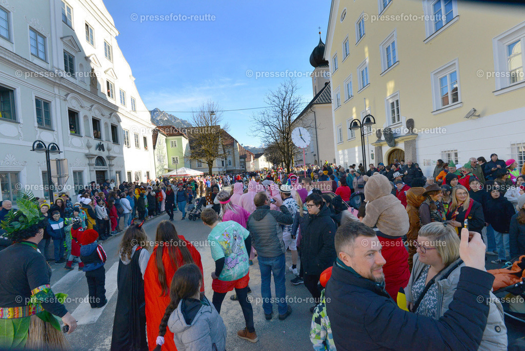 news-2023-Feb16-Unsinniger_Fasching_Reutte-nik-WTV_7519 | Info aus dem Bezirk Reutte/Ausserfern Tirol sowie eine umfangreiche Bilddatenbank über die gesamte Region: Lechtal, Talkessel Reutte, Tannheimertal, Zwischentoren. Lech, Plansee, Zugspitze, Grenztunnel, B179, Fernpassstraße, Verkehr, Lawinen, Tradition, - Realisiert mit Pictrs.com