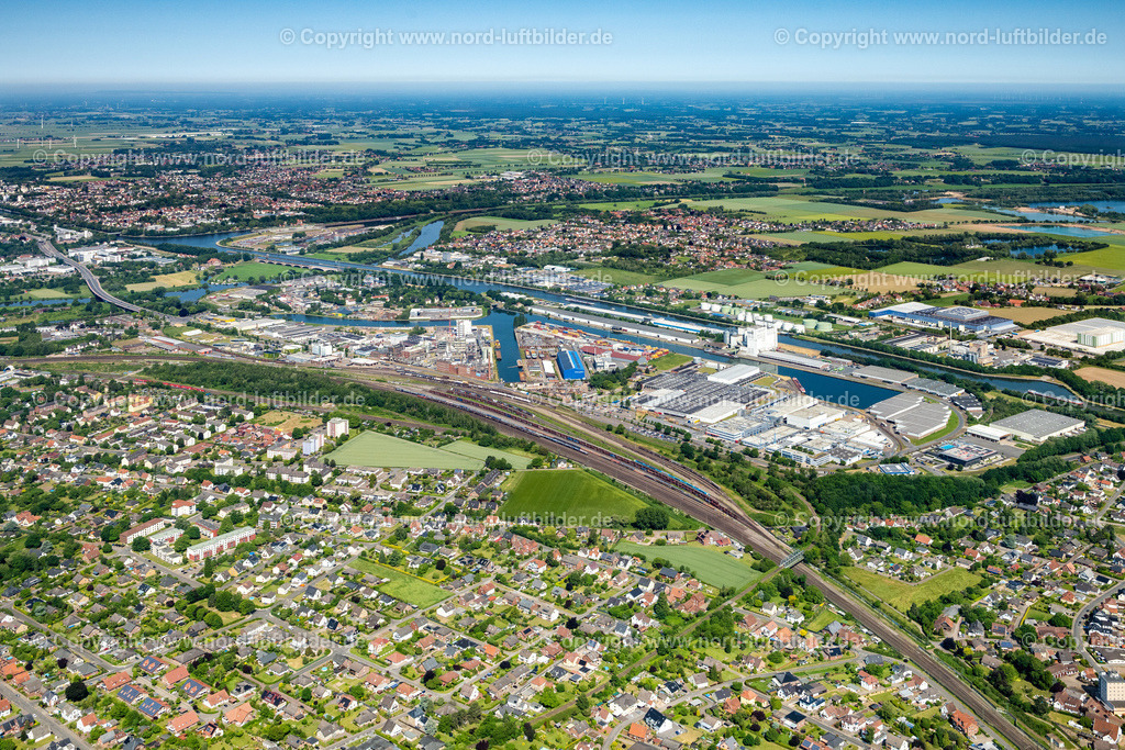 Minden_Industriehafen_ELS_4701050623 | MINDEN 05.06.2023 Schiffs- Anlegestellen am Hafenbecken des Binnenhafen am Ufer " Industriehafen " an der Straße Zum Industriehafen in Minden im Bundesland Nordrhein-Westfalen, Deutschland. // Ship moorings at the inland harbor basin on the banks of " Industriehafen " on street Zum Industriehafen in Minden in the state North Rhine-Westphalia, Germany. Foto: Martin Elsen