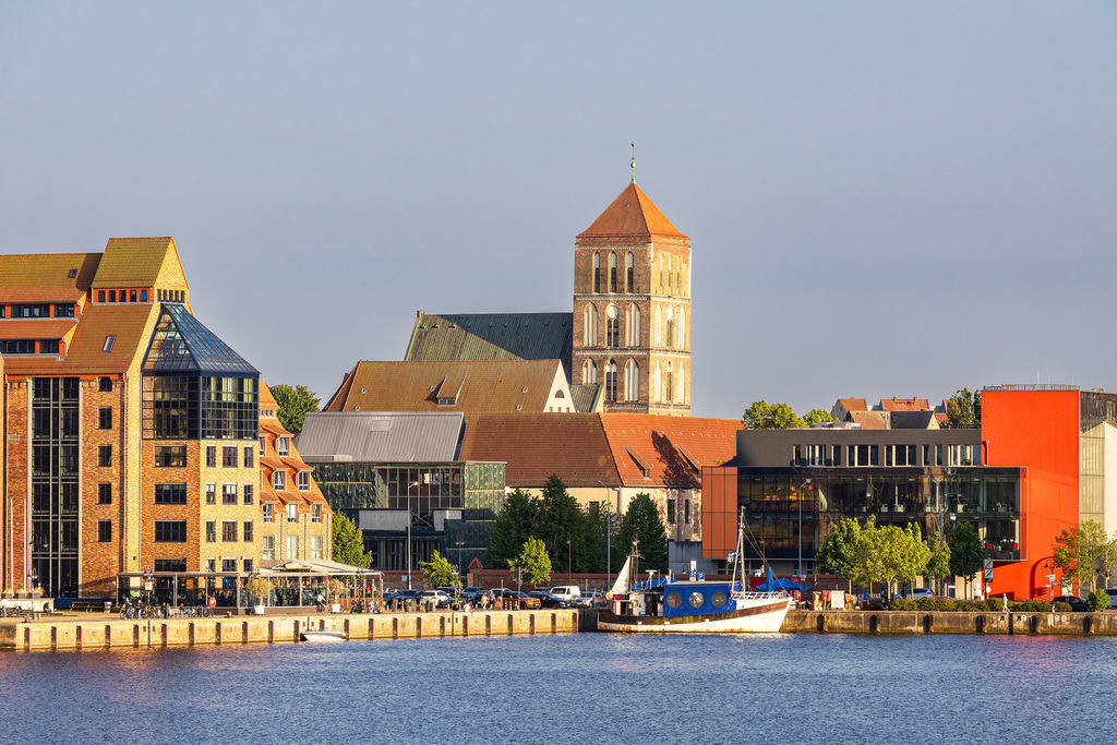 Blick über die Warnow auf die Hansestadt Rostock | Blick über die Warnow auf die Hansestadt Rostock.