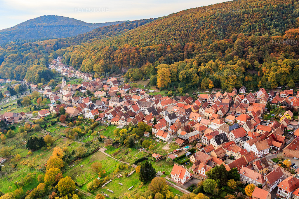 Luftbild: Ortsansicht von Nordosten in Oberbronn im Bundesland Bas-Rhin in Frankreich.Foto: IMG_084773.jpg vom 24.10.2015 durch Werner Riehm/FLY-FOTO.deAuflösung des Originals: 5280 x 3520 px