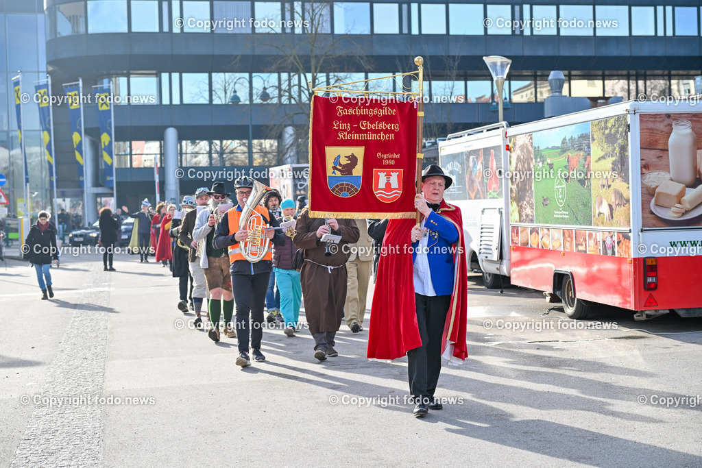 Suedbahnhofmarkt Linz_ Faschingsumzug 2024_ 10.02.2024-2 | 10.02.2024, Linz, AUT, Suedbahnhofmarkt, Faschingsumzug 2024, im Bild Ebelsberger Faschingsgilde, Umzug, Musik, Masken, maskiert, Krapfen, Verkleidungen, Prinzenpaar