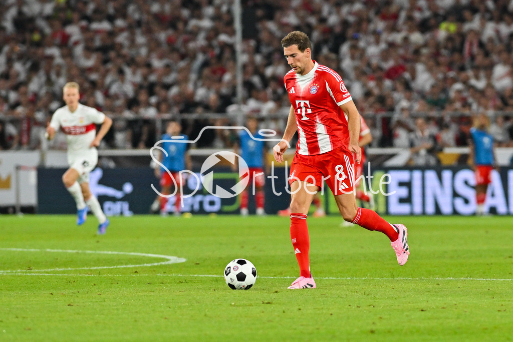 VfB Stuttgart - FC Bayern München | am Ball  Leon GORETZKA (FC Bayern Muenchen 8) / Einzelfoto / Freisteller / Franz-Beckenbauer Supercup: VfB Stuttgart - FC Bayern München; MHP Arena am 16.08.2025