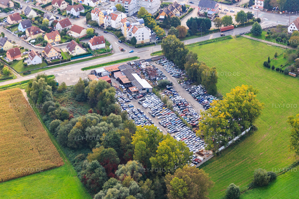 Luftbild: Autoverwertung Casse Auto Démolition an de Rte de Hoerdt in Vendenheim im Bundesland Bas-Rhin in Frankreich. – Foto: IMG_074129.jpg vom 04.10.2014 durch Werner Riehm/FLY-FOTO.de – Auflösung des Originals: 5065 x 3376 px – Casse Auto Démolition, casse à Vendenheim, près de Strasbourg