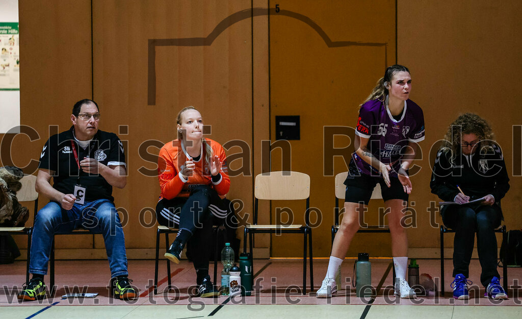 2023-12-09_078_SpVgg_Altenerding_gegen_HSG_Freising-Neufahrn | Erding, Deutschland, 09.12.2023:
Handball, Bezirksoberliga Frauen Altbayern 2023 / 2024, 9. Spieltag, SpVgg Altenerding gegen HSG Freising-Neufahrn, Endergebnis: 29:28

Trainer Stefan Bernauer (SpVgg Altenerding), Torfrau Hanna Obermair (SpVgg Altenerding, #1), Verena Bauer (SpVgg Altenerding, #55), Trainer Nicole Steinbrecher (SpVgg Altenerding)

Foto: Christian Riedel / fotografie-riedel.net