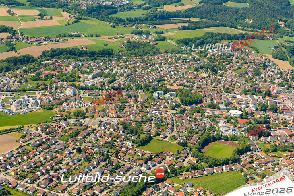 Das Luftbild zeigt :  Roding - Die Luftaufnahme wurde 2024 vom UL-Flugzeug aus erstellt ( keine Drohne ) - Hochauflösende Luftaufnahme - Für grossformatige Ausdrucke geeignet. Die Geschenkidee !Mit Lizenz und Bildrechte bestellbar