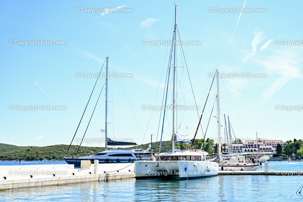 Kroatien_ Korcula_ Insel in Sueddalmatien_ Korcula Stadt_ 13.09.2024-51 | 13.09.2024, Kroatien, HRV, Korcula, Insel in Sueddalmatien, Korcula Stadt im Bild Hafen, Hafenansichten, Boot, Boote, Schiff, Schiffe, Gebauede, Adria, Meer, Stadtansichten, Altstadt, Marco Polo, Museum, Touristen, Souvenier, Restaurant, KonobaKorcula - Schwarzes Korfu - benannt nach den dunklen Kiefernwaeldern, ist eine zu Kroatien gehoerende Insel in der Adria vor der Kueste Sueddalmatiens. Zugleich ist sie Teil des Dinarischen Gebirges. Quelle: Wikipedia