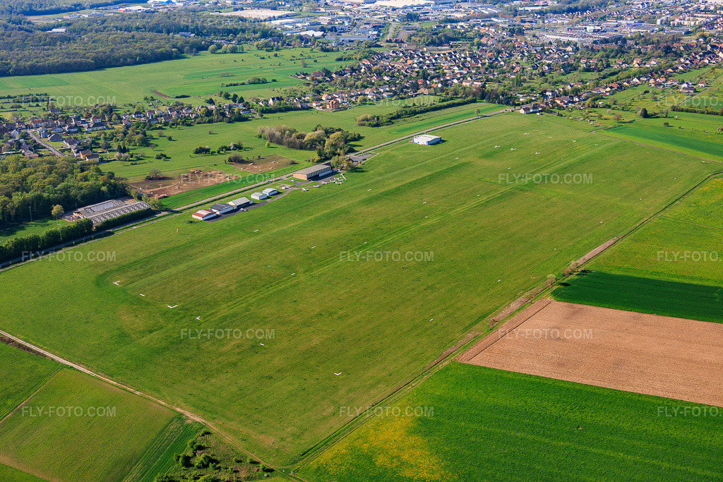Aerial view: Sarreguemines Gliding Ground - Neunkirch in Frauenberg in the state Moselle, France.Photo: IMG_154943.jpg taken on 04/18/2026 by Werner Riehm/FLY-FOTO.comResolution of the original: 6000 x 4000 pxAéroclub de Sarreguemines : Espoirs aéronautiques de Sarreguemines | Aéroclub Planeurs Avions ULM | Route de Deux-Ponts BP 80315 57203 SARREGUEMINES Cedex