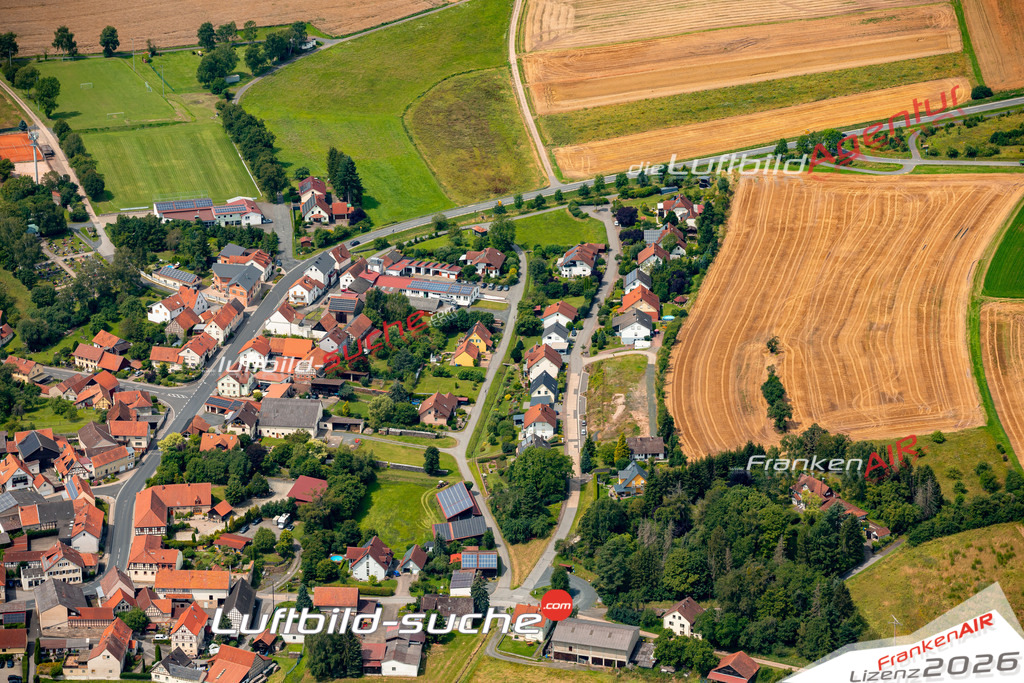 Das Luftbild zeigt :  Ermershausen - Die Luftaufnahme wurde 2024 vom UL-Flugzeug aus erstellt ( keine Drohne ) - Hochauflösende Luftaufnahme - Für grossformatige Ausdrucke geeignet. Die Geschenkidee !Mit Lizenz und Bildrechte bestellbar