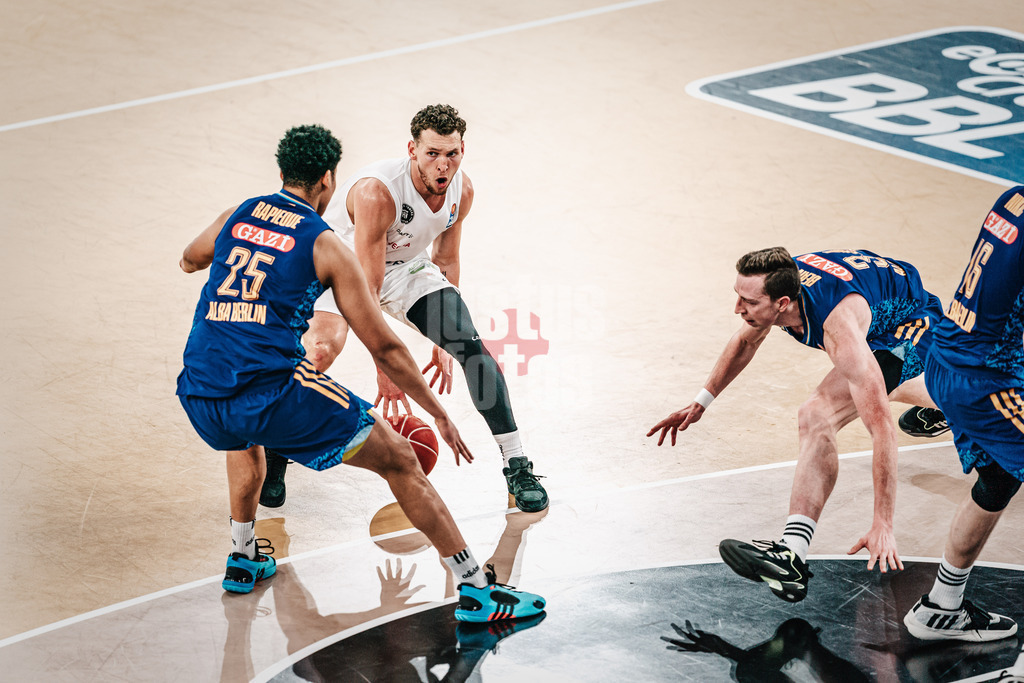 Basketball | Männer | Saison 2023/2024 | easyCredit Basketball Bundesliga | Veolia Towers Hamburg vs. Alba Berlin | 17.04.2024 | Brae Ivey (#8, Veolia Towers Hamburg) mit dem Ball