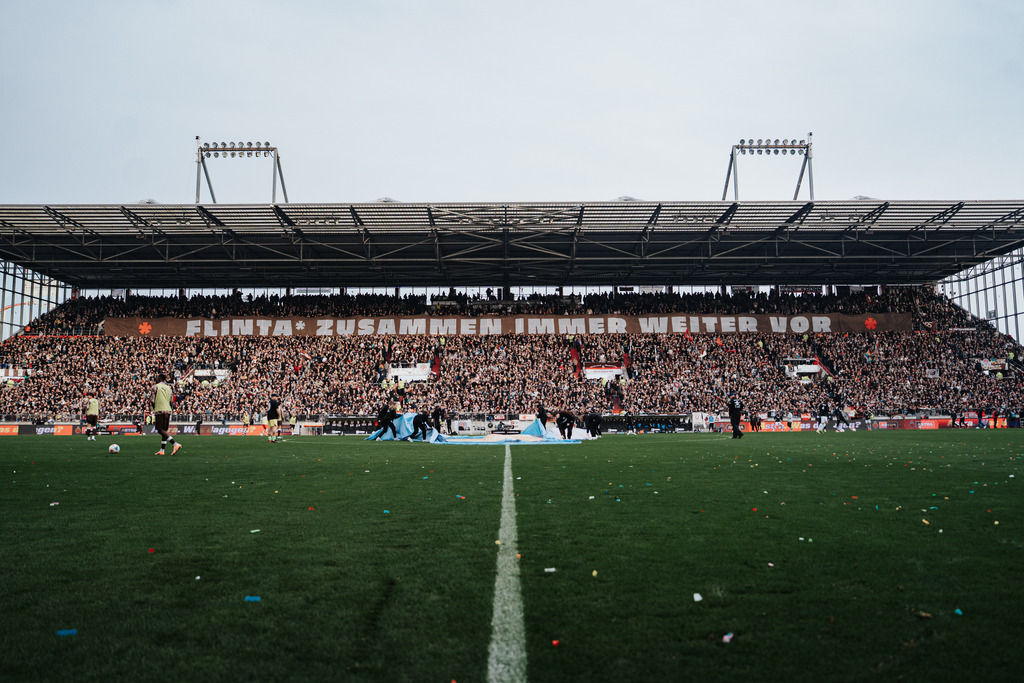 HEV07388 | Der offizielle Shop für FC St. Pauli Fotos. Wähle aus Spielszenen & Fanmomenten dein FCSP Wunschformat. Wir liefern Millerntor-Atmosphäre.
