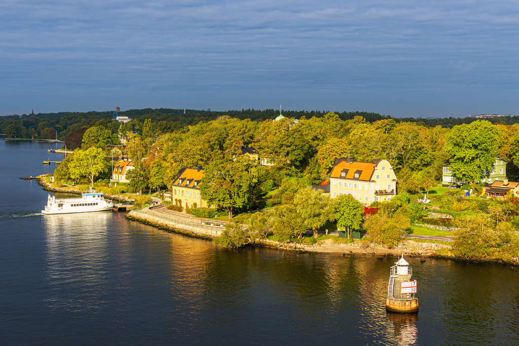 Fährschiff und Leuchtfeuer im Schärengarten vor Stockholm, Schweden | Fährschiff und Leuchtfeuer im Schärengarten vor Stockholm, Schweden.