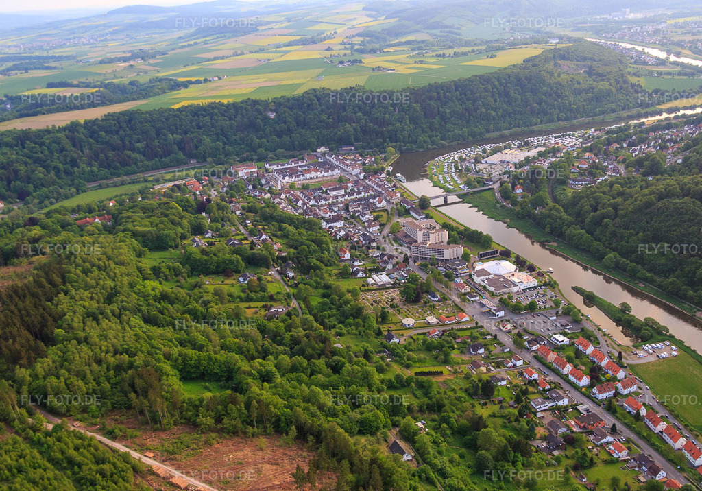 Luftbild: Stadtansicht an der Weser aus Nordosten in Bad Karlshafen im Bundesland Hessen in Deutschland. Foto: IMG_079577.jpg vom 24.05.2015 durch Werner Riehm/FLY-FOTO.de