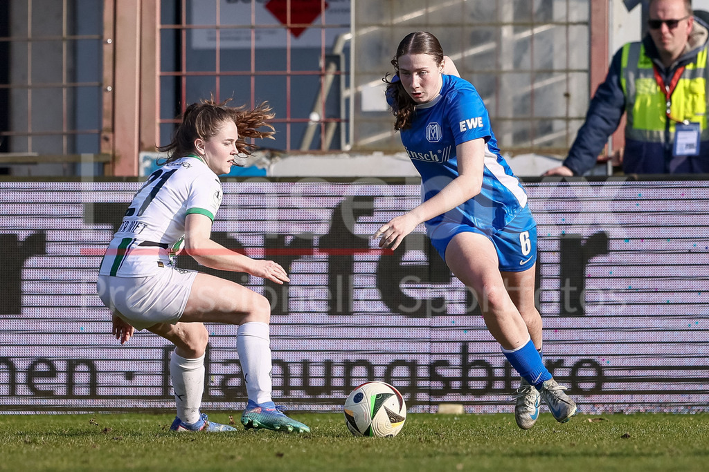 Fussball, 2. Frauen-Bundesliga, SV Meppen - Borussia Mönchengladbach | v.li.: Suus van der Drift (Borussia Mönchengladbach, 21) und Laura Bröring (SV Meppen, 6) im Zweikampf, Duell, Dynamik, Aktion, Action, Spielszene, DIE DFB-RICHTLINIEN UNTERSAGEN JEGLICHE NUTZUNG VON FOTOS ALS SEQUENZBILDER UND/ODER VIDEOÄHNLICHE FOTOSTRECKEN. DFB REGULATIONS PROHIBIT ANY USE OF PHOTOGRAPHS AS IMAGE SEQUENCES AND/OR QUASI-VIDEO.