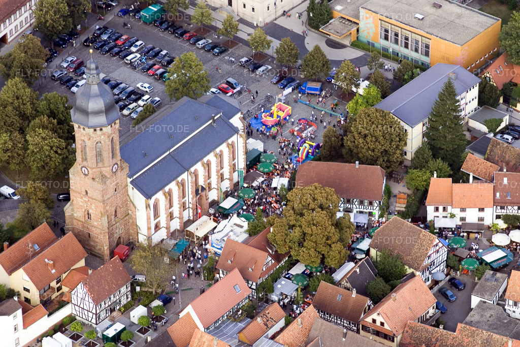 Luftbild: St.Georgskirche im Altstadt- Zentrum der Innenstadt in Kandel im Bundesland Rheinland-Pfalz in Deutschland. Foto: IMG_7649.jpg vom 02.09.2007 durch Werner Riehm/FLY-FOTO.de