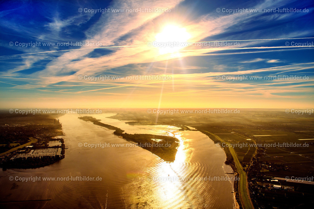 Hamburg_Elbinsel_Hanskalbsand_ELS_4374091022 | JORK 09.10.2022 Sonnen Aufgang über der Landschaft des mit Hochnebel bedeckten Elbinsel entlang des Elbe- Flußverlaufes im Ortsteil Wedel in Hamburg, Deutschland. // Sunrise over the landscape of the mist covered Elbe island along the Elbe river in the district Wedel in Hamburg, Germany. Foto: Martin Elsen