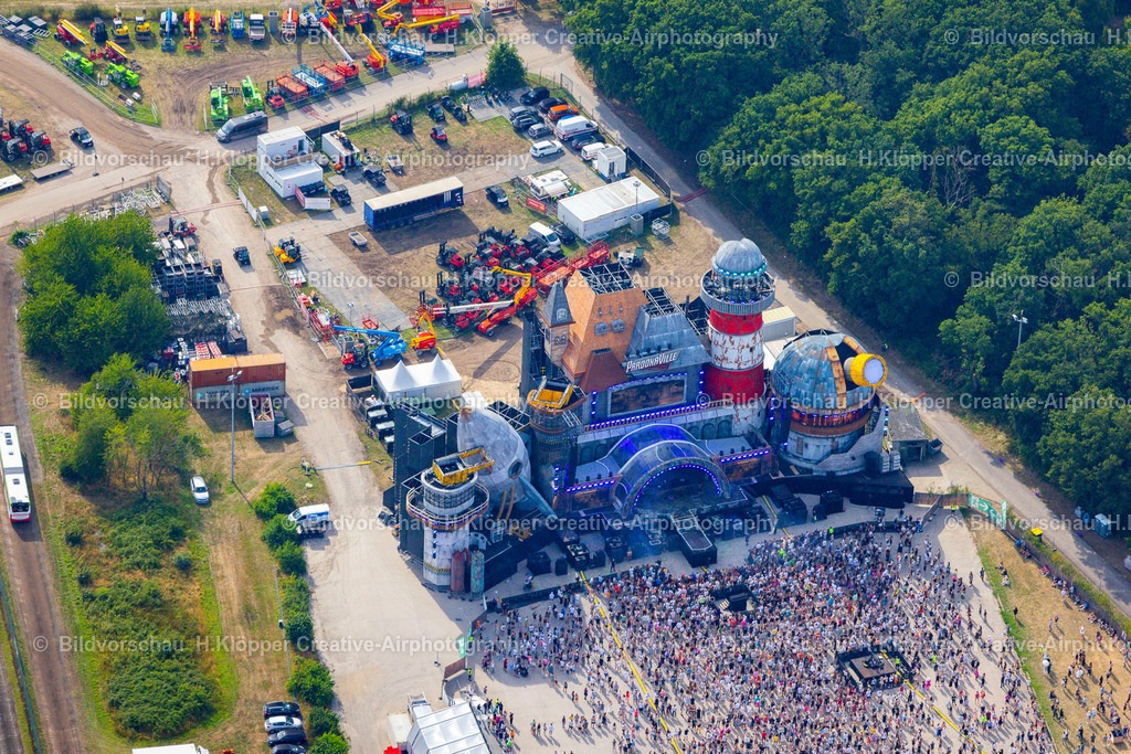 Luftbild Weeze-5273 | Luftaufnahme Gelände des " PAROOKAVILLE - Electronic Music Festival " 2025 in Weeze - Realisiert mit Pictrs.com