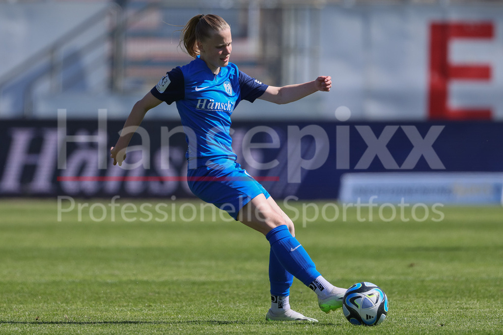 Fussball, 2. Frauen-Bundesliga, SV Meppen - SV 67 Weinberg | v.li.: Nina Zimmer (SV Meppen, 12) am Ball, Freisteller, Einzelbild, Ganzkörper, Aktion, Action, Spielszene, DIE DFB-RICHTLINIEN UNTERSAGEN JEGLICHE NUTZUNG VON FOTOS ALS SEQUENZBILDER UND/ODER VIDEOÄHNLICHE FOTOSTRECKEN. DFB REGULATIONS PROHIBIT ANY USE OF PHOTOGRAPHS AS IMAGE SEQUENCES AND/OR QUASI-VIDEO.