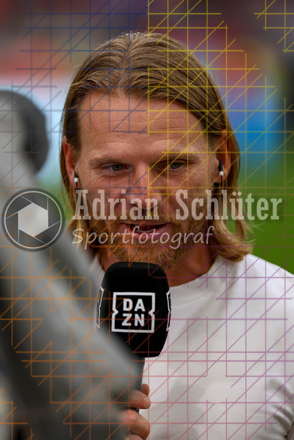 Bayer 04 Leverkusen vs Borussia Mönchengladbach - Bundesliga  | Leverkusen, Deutschland, 21.09.25:   Trainer Eugen Polanski (Borussia Mönchengladbach) im Interview waehrend des Spiels der Bundesliga zwischen  Bayer 04 Leverkusen vs Borussia Mönchengladbach in der BayArena(Foto von Brauer-Fotoagentur / Adrian Schlueter)