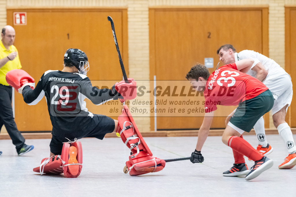 SFE_20230115_0108 | 1. Bundesliga Hockey Herren Schwarz-Weiss Neuss - Crefelder HTC am 15.01.2023 in  (Sporthalle Jahnerstrasse), Photo: Stephan Fehrmann 2022 (Sports-Gallery),Schröder Mika ( Crefelder HTC #33 ),Joshua Onyekwue Nnaji Torwart ( Crefelder HTC #29 )