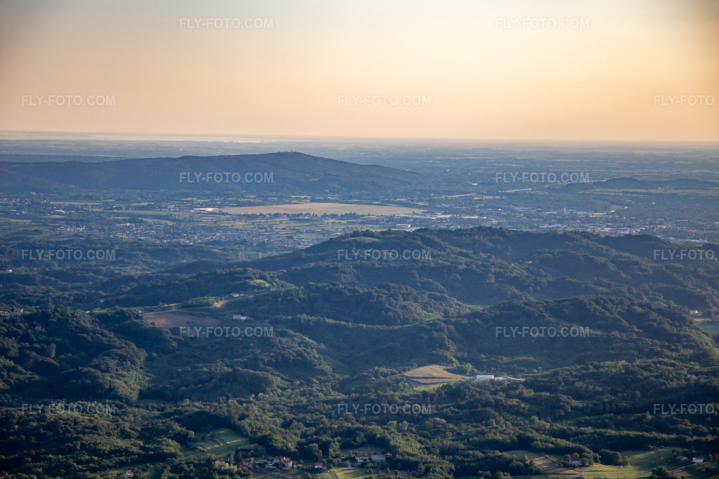 Aerial view: View of the town in Savogna d’Isonzo in the state Gorizia, Italy. – Photo: IMG_137537.jpg taken on 07/14/2023 by Werner Riehm/FLY-FOTO.com – Resolution of the original: 5472 x 3648 px