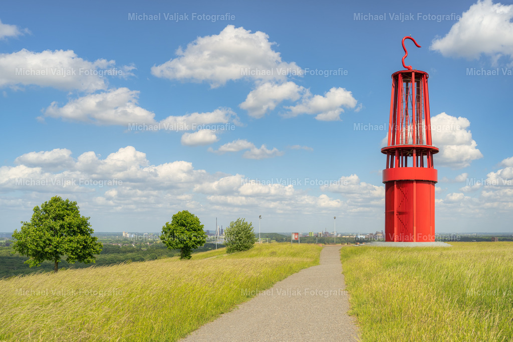 Das Geleucht in Moers | Auf der Halde Rheinpreußen in Moers befindet sich eine der schönsten Landmarken des Ruhrgebiets: Die begehbare Grubenlampe "Das Geleucht". Aufgenommen an einem schönen Sommertag. - Realisiert mit Pictrs.com