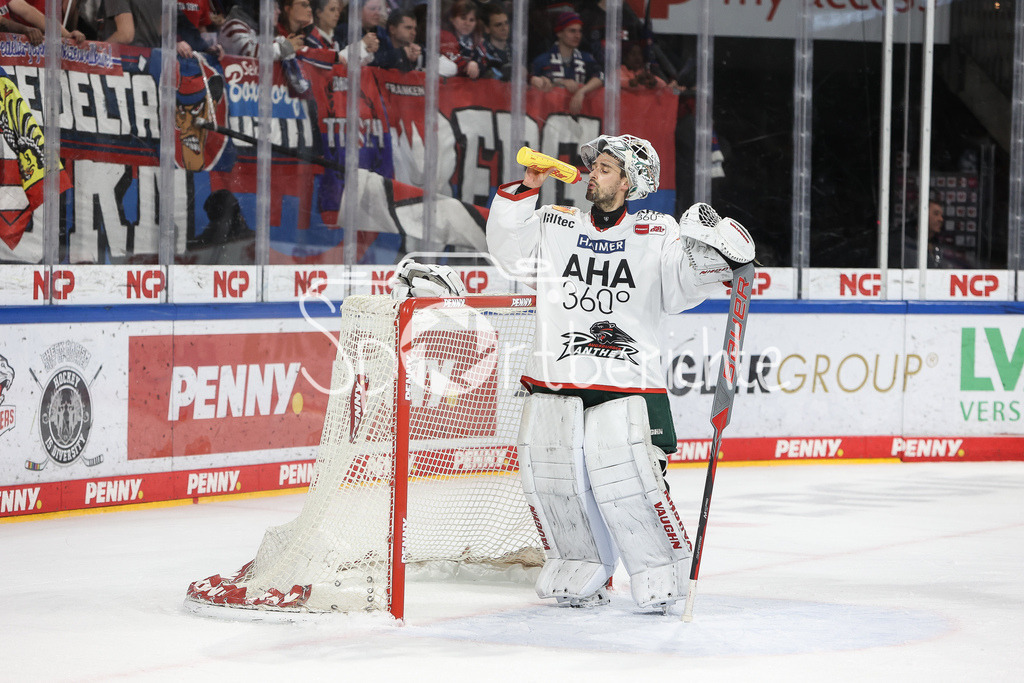 Nürnberg Ice Tigers - Augsburger Panther | Panther Keeper Dennis ENDRAS (AEV #44) nimmt einen Schluck aus der Flasche / Einzelfoto / Freisteller