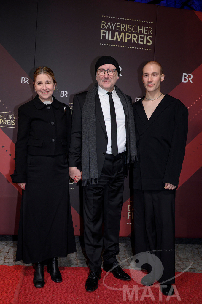 _DWI5469 | Christina Scholz, Rainer Bock und Moritz Bock bei der Verleihung des 47. Bayerischen Filmpreises 2026  im Prinzregententheater. München, Deutschland. Der Bayerische Filmpreis wird seit 1979 von der Bayerischen Staatsregierung verliehen, um die Bedeutung des Kinofilms als Kulturgut herauszustellen - Realisiert mit Pictrs.com