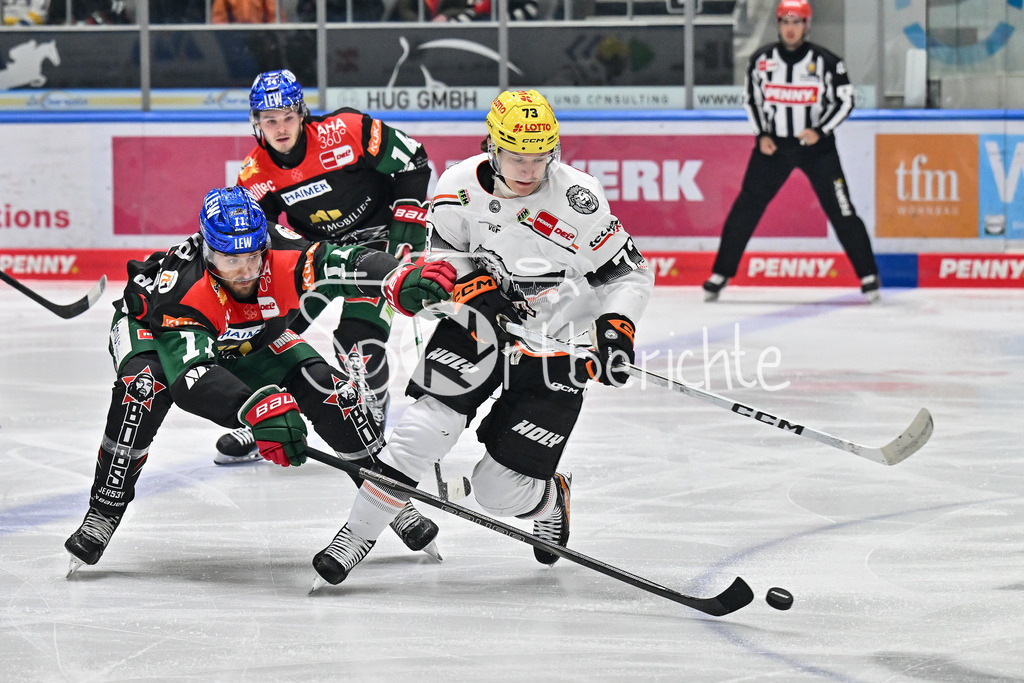 Augsburger Panther - Löwen Frankfurt  | im Duell Mick KOEHLER (Augsburger Panther #11) und Lua NIEHUS (Loewen Frankfurt 73) / Zweikampf / DEL: Augsburger Panther - Loewen Frankfurt, Curt Frenzel Stadion am 12.01.2025