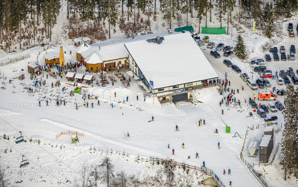 Winterberg221201122 | Luftbild Skipisten und Skifahrer, Skiliftkarussell Winterberg P3, Langlauf- und Biathlon-Stadion Bremberg, Winterwunderland in Winterberg im Sauerland, am Kahlen Asten und den Skiabfahrten und dem Skilift-Karussell Winterberg, Winterberg, Sauerland, Nordrhein-Westfalen, Deutschland