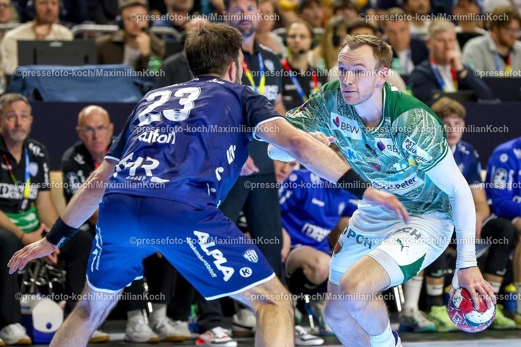 xSSCx18042601028 | 18.04.2026, xsscx, Handball, DHB-Pokal Lidl Final4, TBV Lemgo-Lippe - Füchse Berlin, Saison 2025 / 2026 Herren, Lanxess Arena: Tim Suton (TBV Lemgo Lippe #23) im Zweikampf gegen Mathias Gidsel (Füchse Berlin #19) Photo: xSandraxScherningxPressefotoKochx
