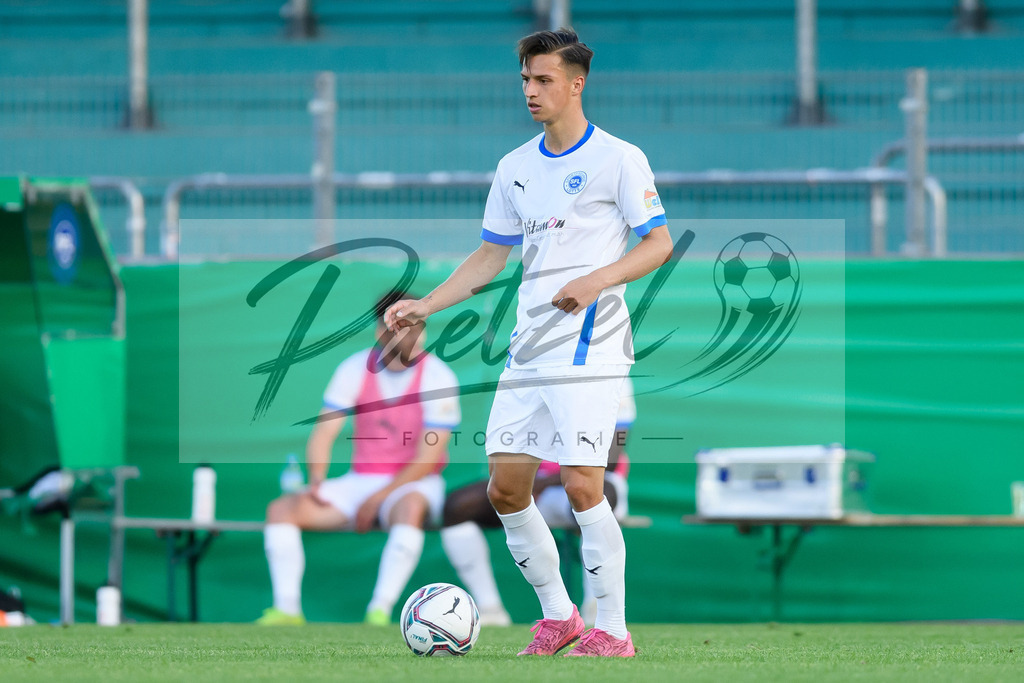 LOTKSC20210809_218 | Fussball, Herren: Tyson Richter (Sportfreunde Lotte) in Aktion, am Ball, Einzelaktion beim Spiel der 1. Runde im DFB-Pokal zwischen SF Lotte und Karlsruher SC im Stadion am Lotter Kreuz am 09.08.2021 in Lotte, Deutschland.DFB / DFL REGULATIONS PROHIBIT ANY USE OF PHOTOGRAPHS AS IMAGE SEQUENCES AND/OR QUASI-VIDEO. - Realisiert mit Pictrs.com