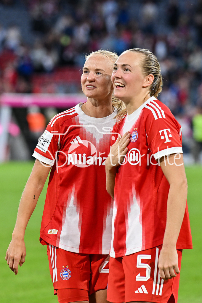 FC Bayern München - Bayer 04 Leverkusen | Die Spielerinnen des FC Bayern laufen nach dem Heimsieg gegen Leverkusen eine Ehrenrunde in der Arena, im Bild Pernille HARDER (FCB #21) mit ihrer verlobten Madalena ERIKSSON (FCB #5) / Google Pixel Frauen-Bundsliga: FC Bayern München - Bayer 04 Leverkusen; Allianz Arena am 06.09.2025