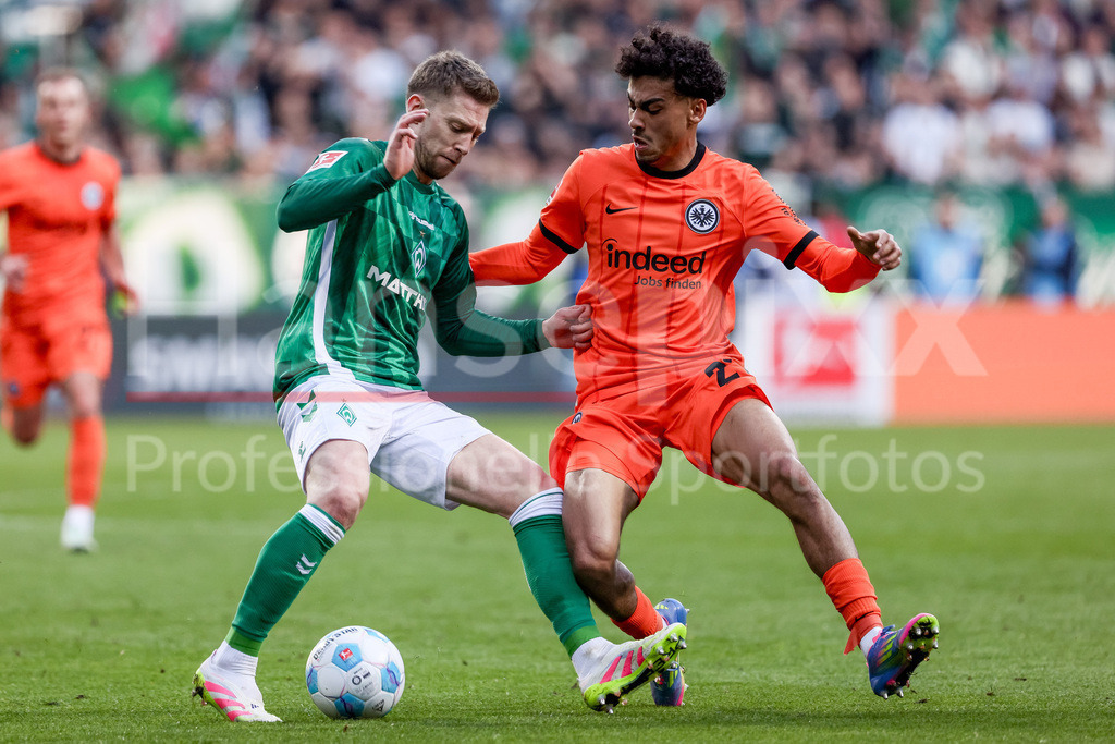 Fussball, Bundesliga, SV Werder Bremen - Eintracht Frankfurt | v.li.: Mitchell Weiser (SV Werder Bremen, 8) und Nathaniel Brown (Eintracht Frankfurt, 21) im Zweikampf, Duell, Dynamik, Aktion, Action, Spielszene, DIE DFL-RICHTLINIEN UNTERSAGEN JEGLICHE NUTZUNG VON FOTOS ALS SEQUENZBILDER UND/ODER VIDEOÄHNLICHE FOTOSTRECKEN. DFL REGULATIONS PROHIBIT ANY USE OF PHOTOGRAPHS AS IMAGE SEQUENCES AND/OR QUASI-VIDEO.