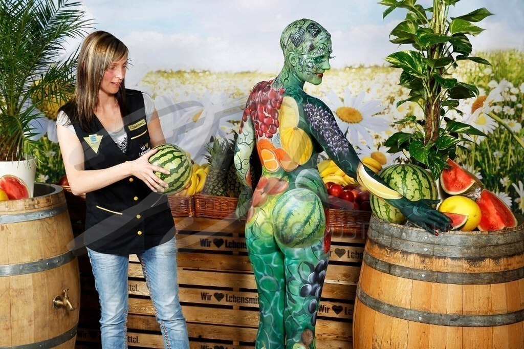 WorkingArt-OBSTVERKÄUFERIN_1602 | #002 | Modell: Renée-Claire | Beruflerin: Carolin (Fa. Forum Center) | Foto: Tschiponnique Skupin - Realisiert mit Pictrs.com