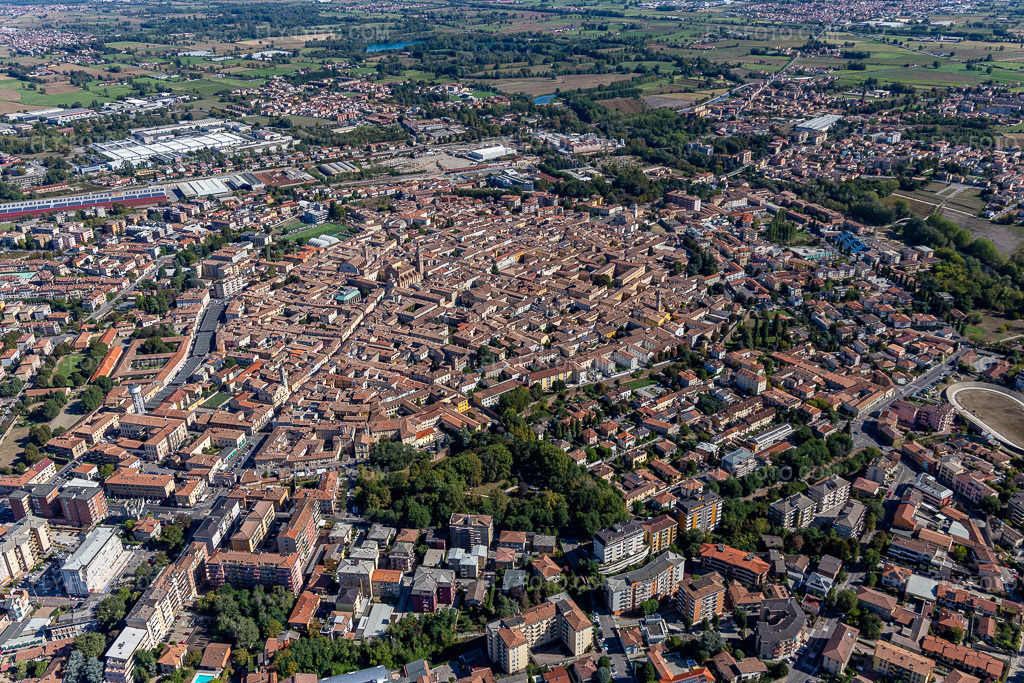 Aerial view: View of the town in Crema in the state Cremona, Italy. – Photo: IMG_134416.jpg taken on 09/18/2022 by Werner Riehm/FLY-FOTO.com – Resolution of the original: 5424 x 3616 px