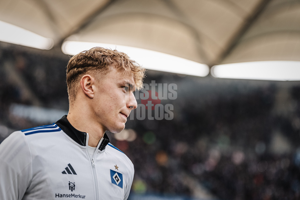 Fußball | Männer | Saison 2024/2025 | 2. Fußball-Bundesliga | 20. Spieltag | Hamburger SV vs. Hannover 96 | 02.02.2025 | Adam Karabec (#17, HSV) beim Einlauf