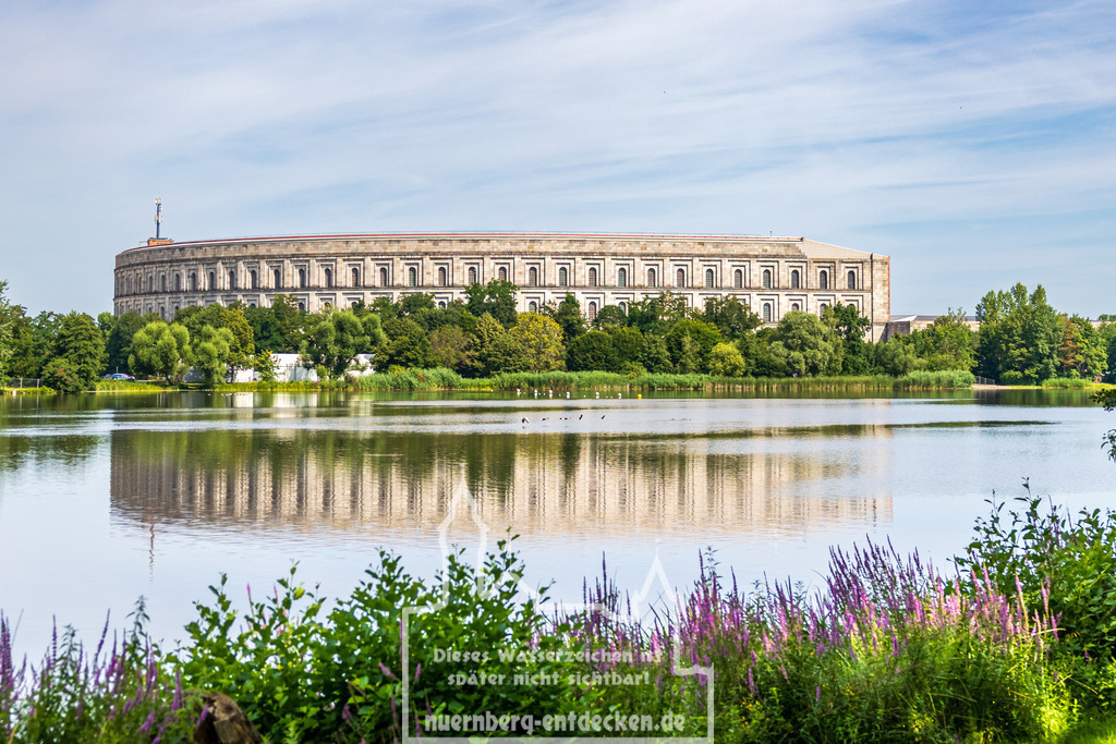 Reichsparteitagsgelände in Nürnberg | Die Kongresshalle auf dem Reichsparteitagsgelände in Nürnberg wird im Sommer derzeit optimiert. Das Erbe aus dem 2. Weltkrieg soll demnächst als Ausweichspielstätte für das Bayerische Staatstheater dienen, da das Opernhaus zur Renovierung geräumt werden muss. - Realisiert mit Pictrs.com