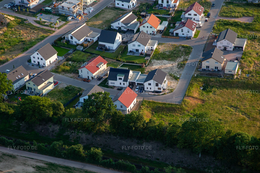 Luftbild: Neubaugebiet Narzissenweg in Kandel im Bundesland Rheinland-Pfalz in Deutschland. Foto: IMG_136279.jpg vom 07.06.2023 durch Werner Riehm/FLY-FOTO.de
