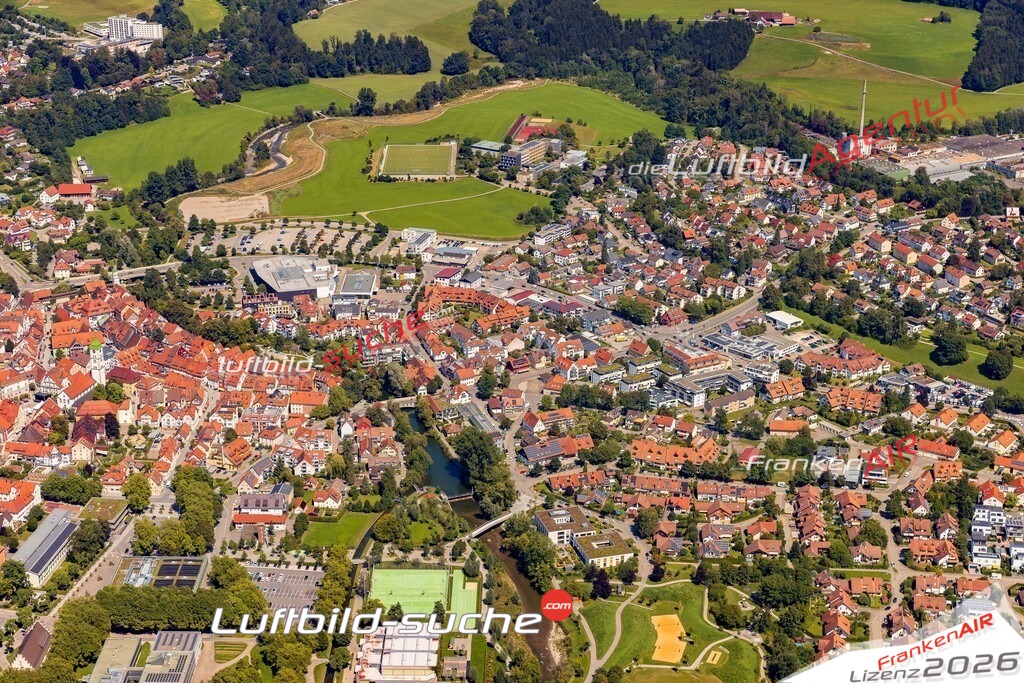 Luftaufnahme der Stadt Wangen im Allgäu - Die Luftaufnahme wurde 2025 vom UL-Flugzeug heraus erstellt ( keine Drohne ) - Hochauflösende Luftaufnahme - für professionelle Ausdrucke geeignet. Die Geschenkidee !Mit Lizenz und Bildrechte bestellbar
