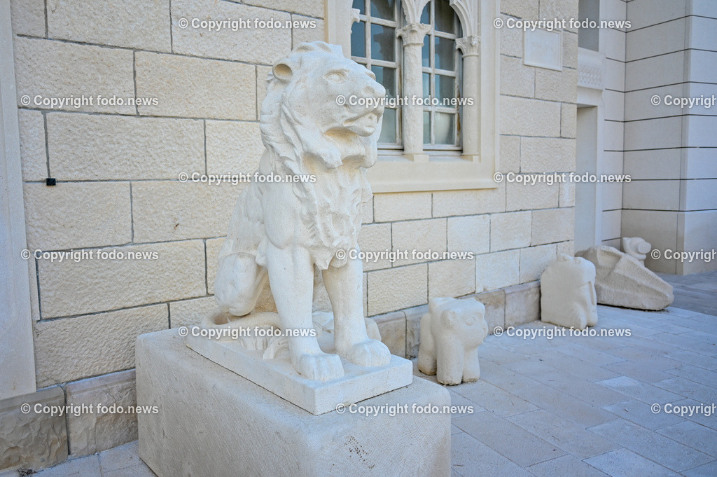 Kroatien_ Pucisca_ Brac_ 06.08.2023-15 | 06.08.2023, Kroatien, HRV, Brač, Insel in Dalmatien, Pucisca im Bild Steinmetzbetrieb, Skulpturen aus dem typischen weissen Kalkstein, Steinmetzschule, Klesarska Skola



Pučišća ist eine Gemeinde und ein Ort auf der Insel Brač in der Gespanschaft Split-Dalmatien in Kroatien. Der Ort ist vor allem für seinen weißen Kalkstein aus den lokalen Steinbrüchen und für seine Steinmetzkunst bekannt. 