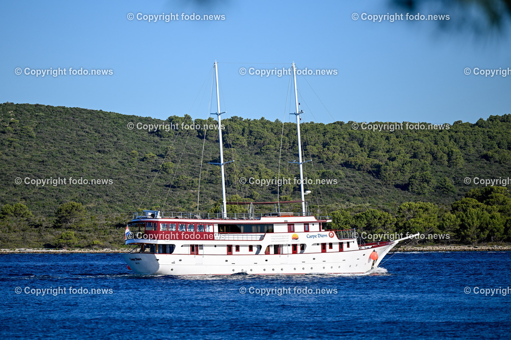 Kroatien_ Brac_ Insel in Dalmatien_ Milna_ 18.07.2025-3 | 18.07.2025, Kroatien, HRV, Brac, Insel in Dalmatien, Milna im Bild Themenbild, Schiff, Ausflugsschiff, Carpe Diem, Tourismus, Touristen, Durchfahrt Splitska Vrata zwischen den Inseln Solta und Brac, Meer, Adria, Feature, Symbolbild