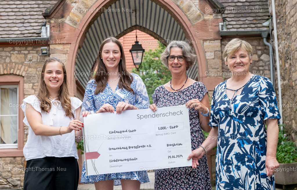 DSC_8568 | bbe, Bensheim, LFS Schülerinnen Clara Haupenthal (weiße Bluse) und Norda Ludwig,(heißt wirklich so) spenden 1000 Euro an Frauenhaus Bergstraße, hier die Vereinsvorsitzende Martina Evertz (2.v.rechts) und Edeltraud Lubda (Rechnerin), ,, Bild: Thomas Neu