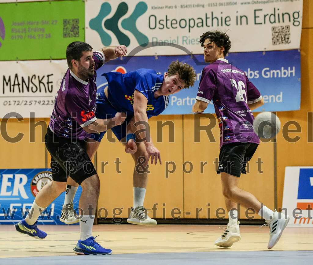 2024-02-24_055_SpVgg_Altenerding_gegen_SSG_Metten | Erding, Deutschland, 24.02.2024:
Handball, Bezirksoberliga Männer 2023 / 2024, 16. Spieltag, SpVgg Altenerding gegen SSG Metten, Endergebnis: 29:24

Christian Loris (SpVgg Altenerding, #11), Stefan Kraus (SSG Metten, #18), Luis Leitner (SpVgg Altenerding, #26)

Foto: Christian Riedel / fotografie-riedel.net