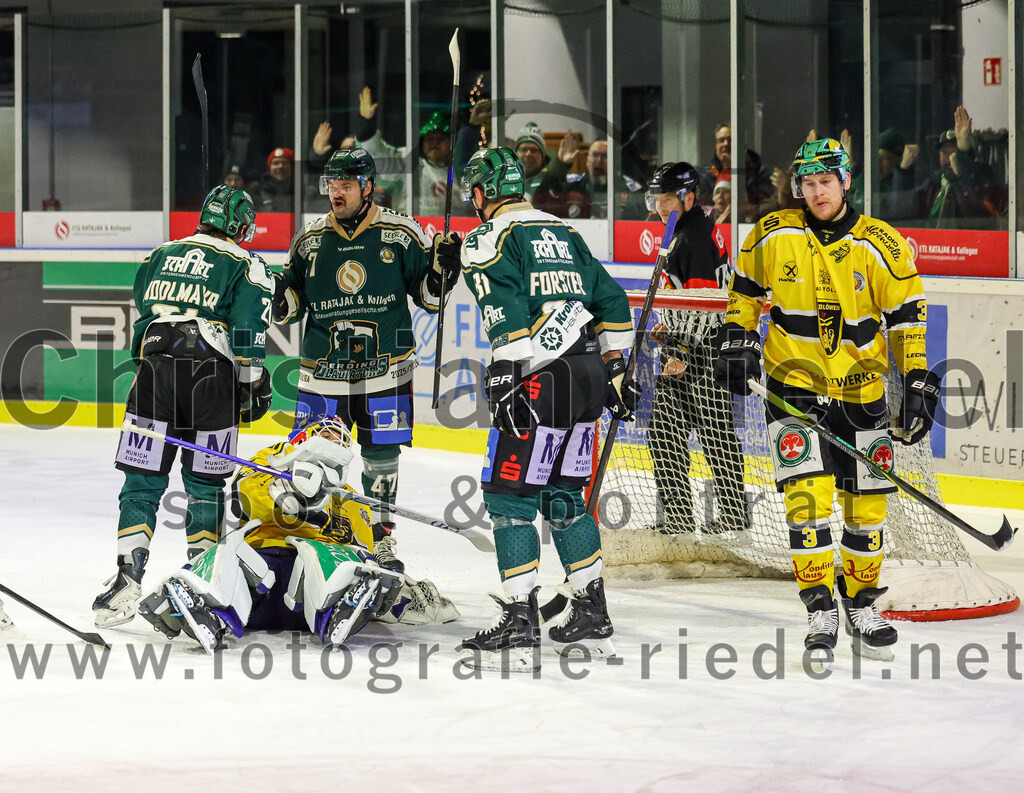 2025-12-19_118_TSV_Erding_gegen_Toelzer_Loewen | Erding, Deutschland, 19.12.2025:Eishockey, Oberliga Süd 2025 / 2026, 27. Spieltag, TSV Erding gegen Tölzer Löwen, Endergebnis: 2:5Erik Modlmayr (Erding Gladiators, #21), Torwart Matthias Bittner (Tölzer Löwen, #32), Marco Pfleger (Erding Gladiators, #47), Maximilian Forster (Erding Gladiators, #81), Karel Klikorka (Tölzer Löwen, #3)Foto: Christian Riedel / fotografie-riedel.net