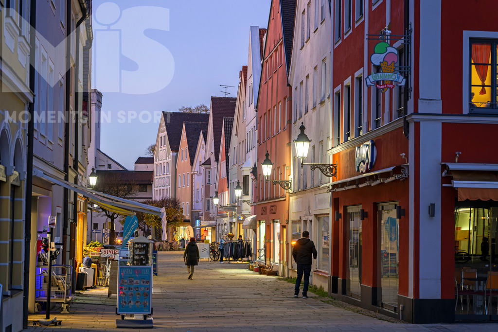 MIS_170320cm035.JPG | 11.11.2022, Mindelheim (Unterallgäu) Stadtansicht, Abenddämmerung in der historischen Altstadt, hier die Fussgängerzone der Kornstrasse.  - Realisiert mit Pictrs.com