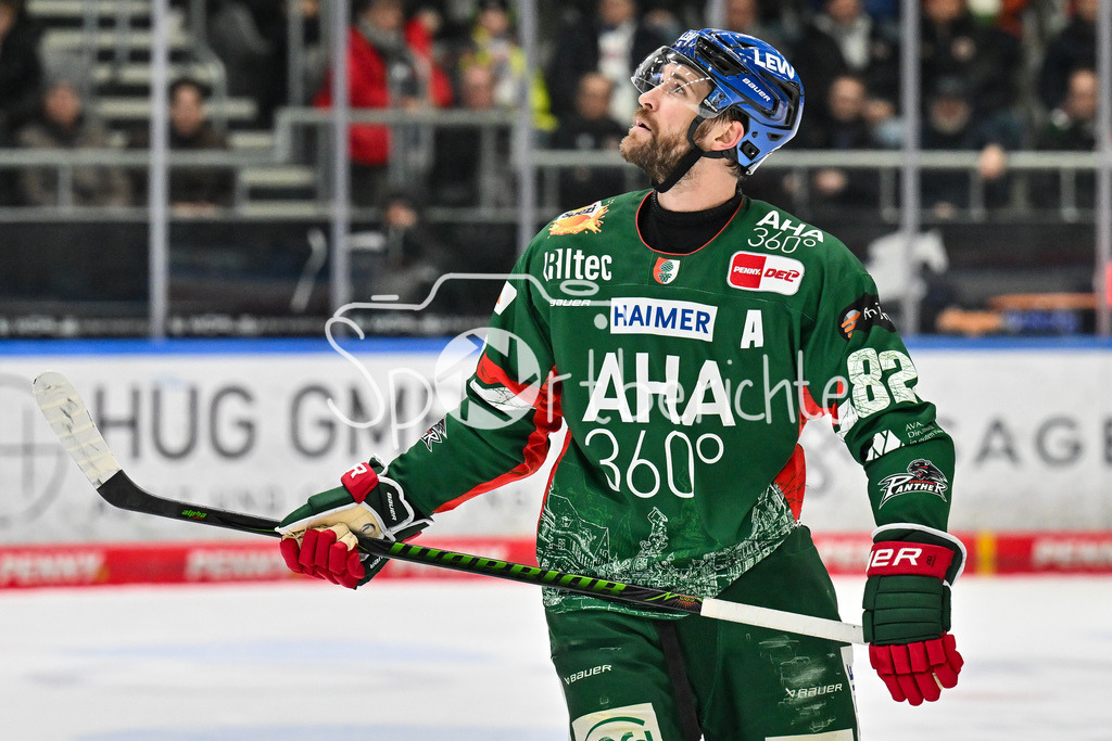 Augsburger Panther - Adler Mannheim | AUGSBURG, GERMANY - 28. DECEMBER: im Bild Alexandre GRENIER (Augsburger Panther 82) vor seinem Penalty / Einzelfoto / Freisteller während dem Match zwischen den Augsburger Panthern und den Adler Mannehim am 33. Spieltag der Penny DEL im Curt Frenzel Stadion