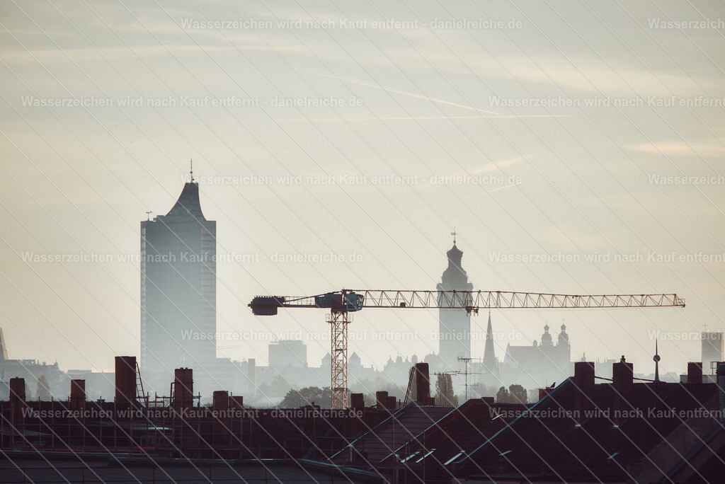 Leipzig Stadtsilhouette des Panoramatowers und Turm des Neuen Rathauses im Morgennebel | Leipzig Stadtsilhouette des Panoramatowers und Turm des Neuen Rathauses im Morgennebel - Realisiert mit Pictrs.com