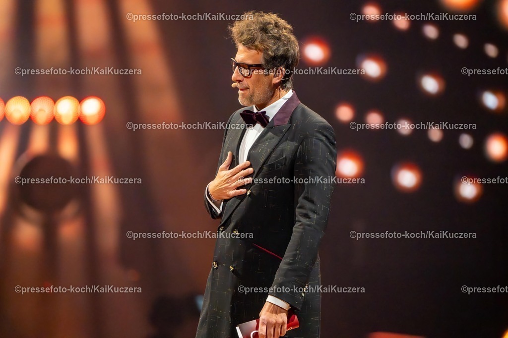 xKKUx15112501016 | 15.11.2025, xkkux, Düsseldorf, Let's Dance die Tour 2025 im PSD Bank DOME. Moderator Daniel Hartwich auf der Bühne 