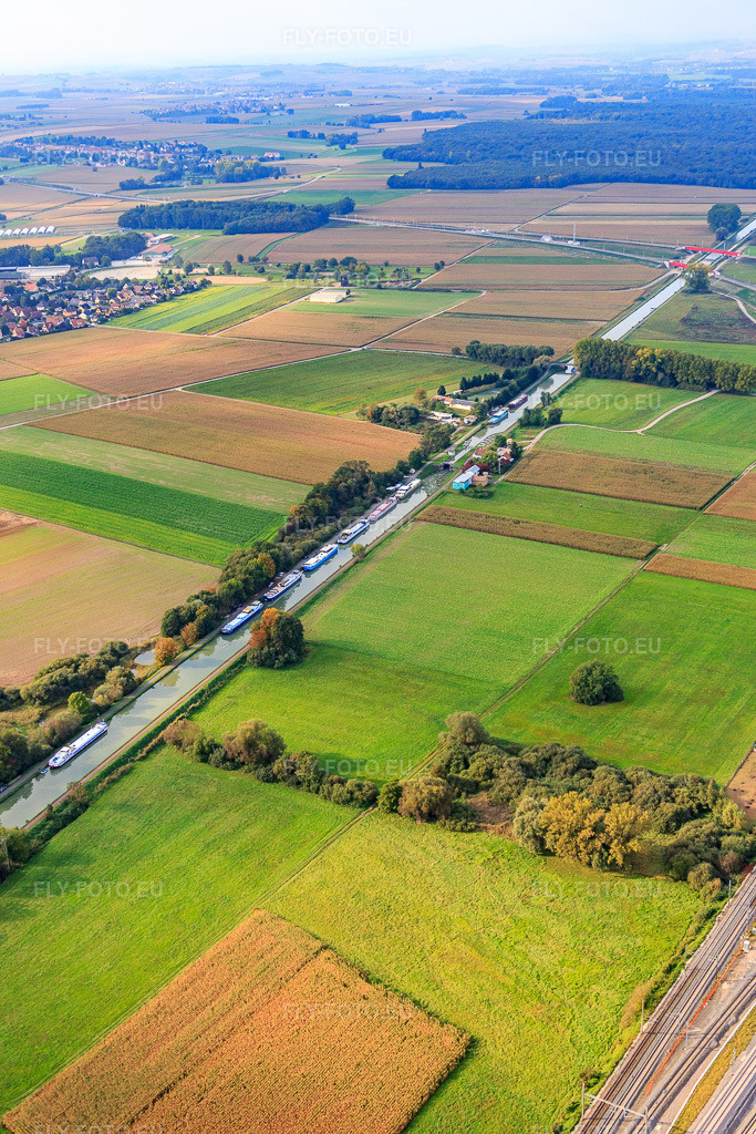 Vue aérienne: Péniches sur le Canal du Marne au Rhin devant l'écluse Écluse n°47 d'Eckwersheim à Eckwersheim dans le département Bas Rhin, France – .Photo: IMG_074139.jpg prise le 04/10/2014 par Werner Riehm/FLY-FOTO.eu – Résolution de l'original: 3558 x 5337 px – Voies navigables de France, opérateur national de l'ambition fluviale - VNF