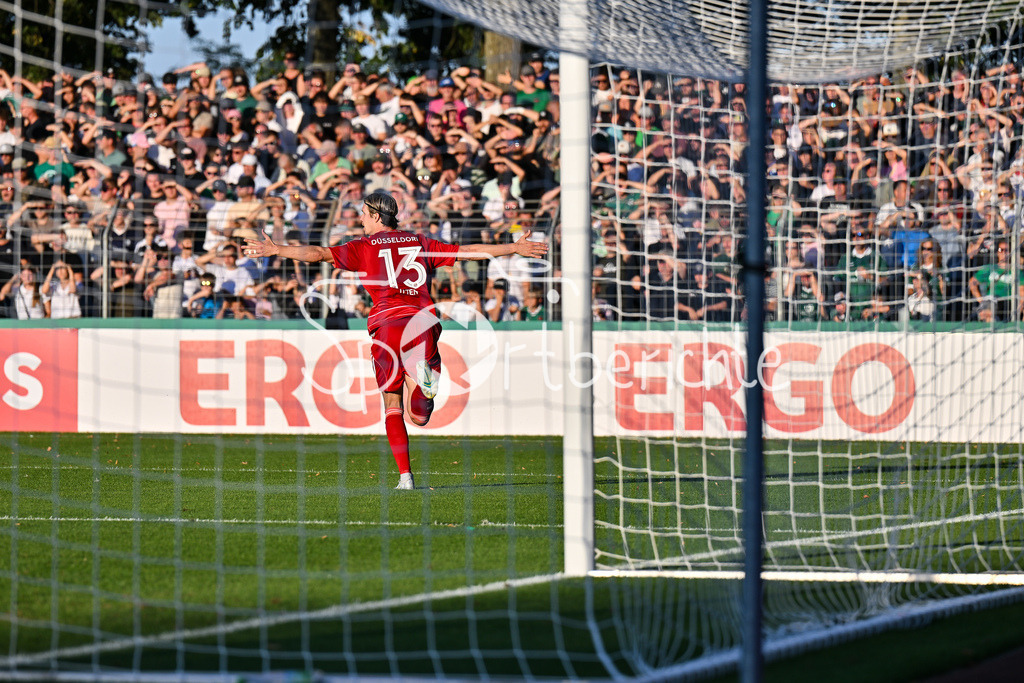 1. FC Schweinfurt 05 - Fortuna Düsseldorf | Jubel der Gäste nach dem Treffer zum 1-2 druch Cedric ITTEN (Fortuna 13) / Tor / Torschuetze / Freude / Happy / DFB-Pokal: 1. FC Schweinfurt 05 - Fortuna Düsseldorf; Riedel-Bau Arena am 18.08.2025